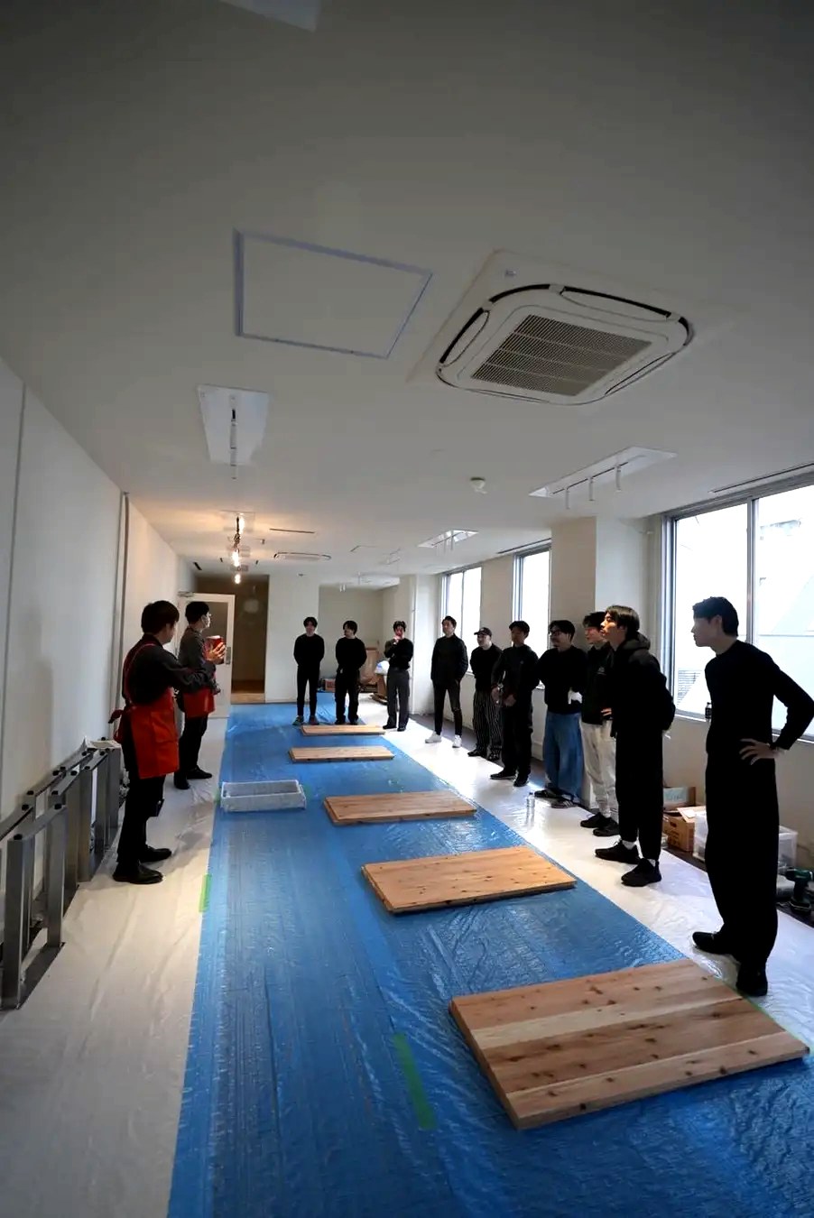 入居企業自身の手で什器をつくる様子