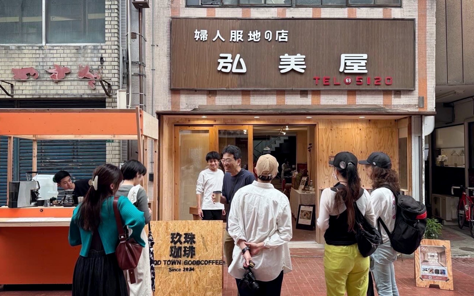 弘美屋の軒先での出店のようす