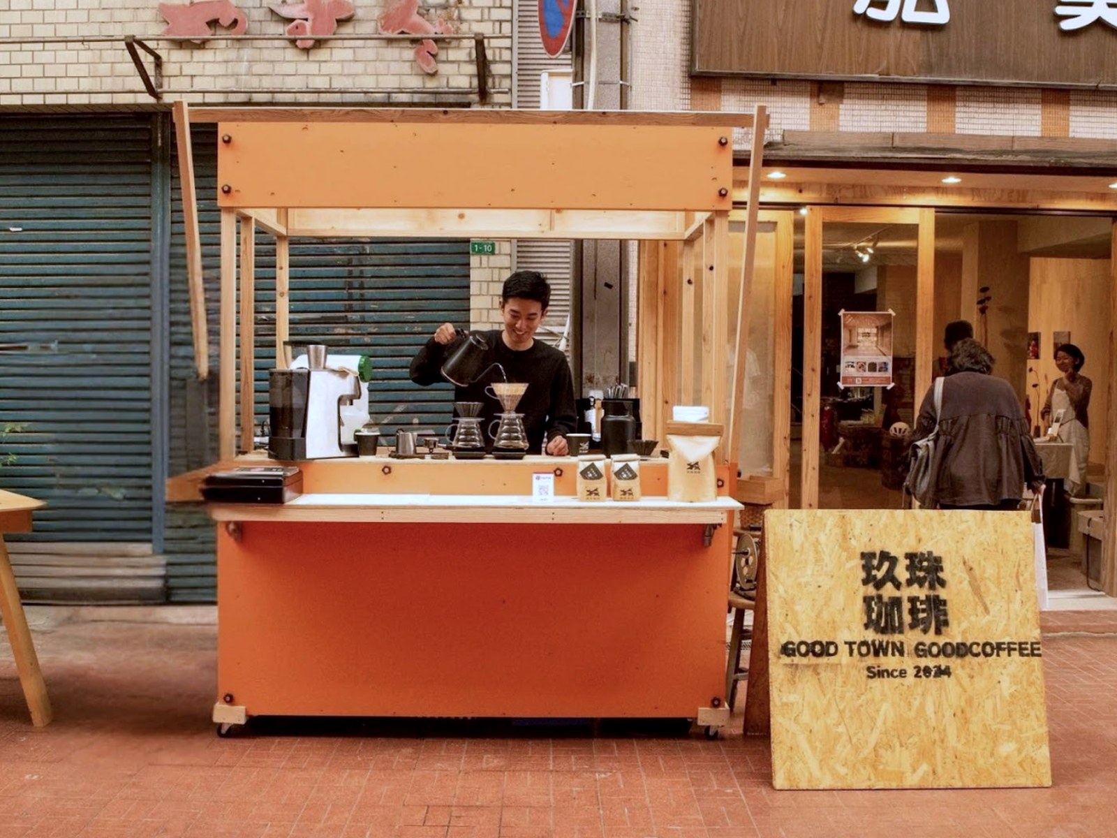 軒先での出店のようす（玖珠珈琲）