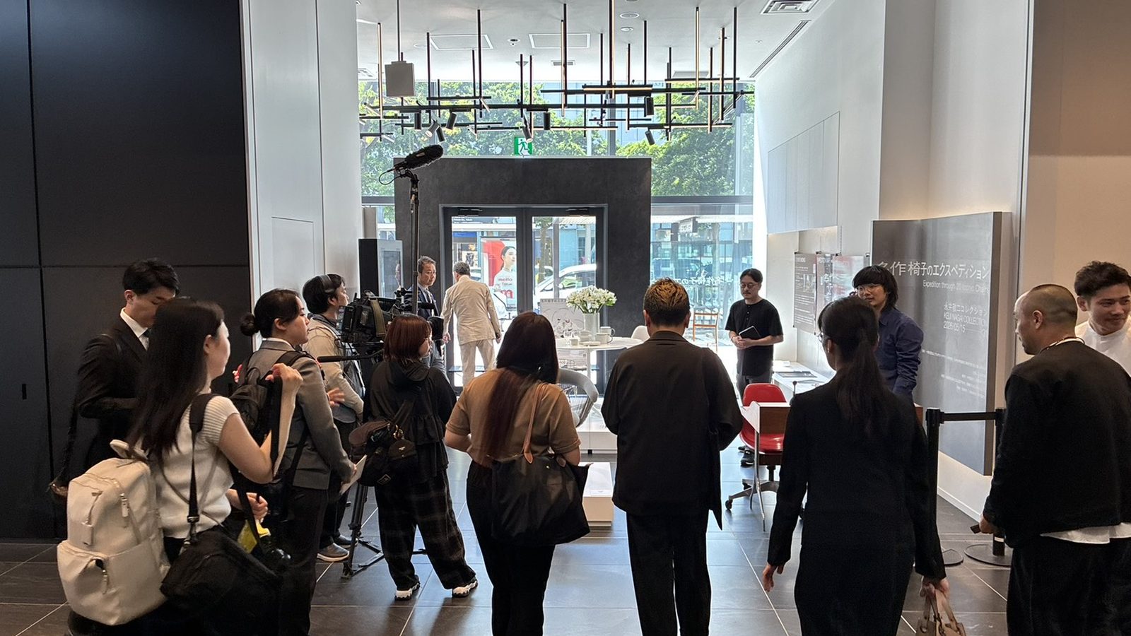 ONE FUKUOKA BLDG. での「名作椅子のエクスペディション」開幕の様子